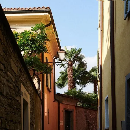 Vista Lakefront Boutique